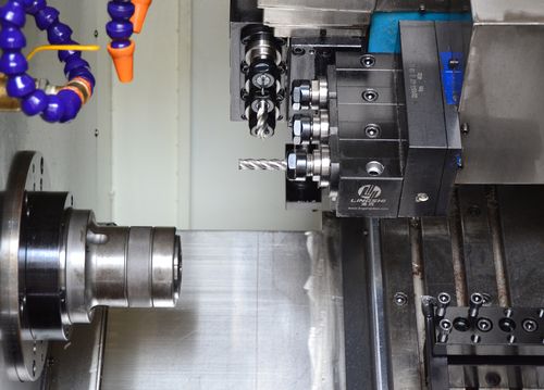 Apa perbedaan antara penggilingan dan pembubutan CNC