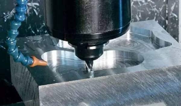 El posicionamiento y la sujeción de las piezas de trabajo procesadas por la fábrica de mecanizado de precisión CNC de Dongguan en tornos CNC