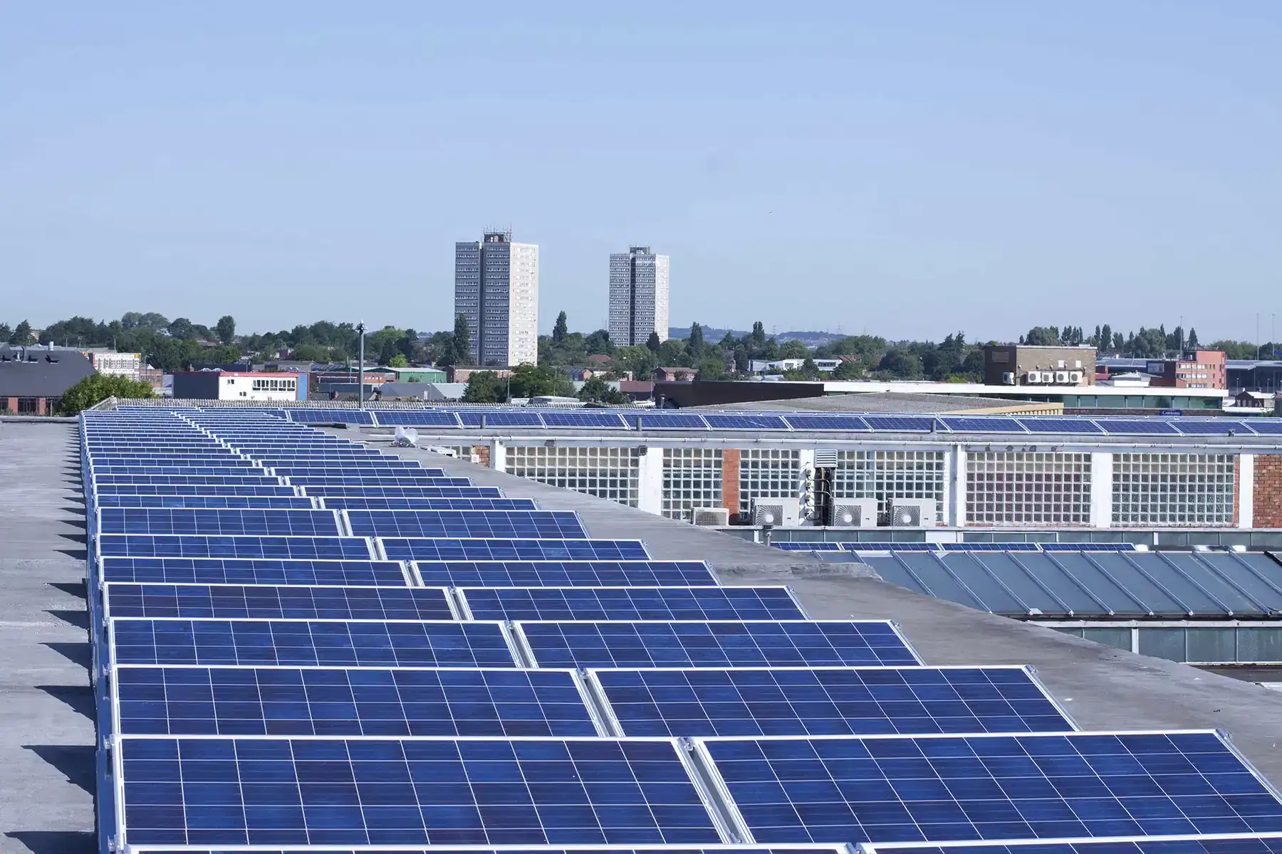 Installatie van fotovoltaïsche panelen op het metalen dak