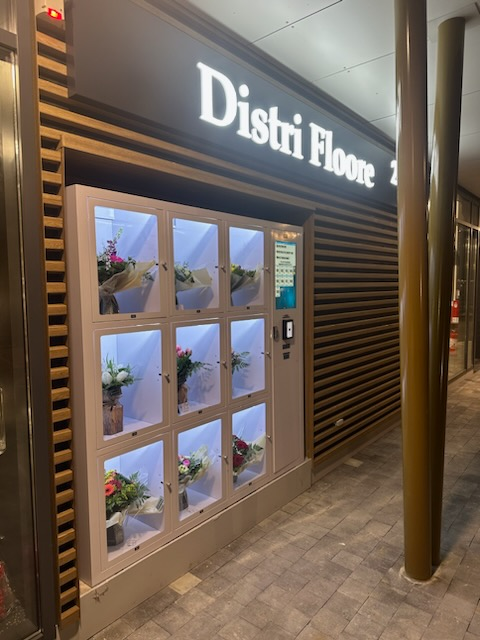 Combo fresh flowers and potted plant Lockers vending machine with freezer and ambient lockers.our smart vending machine in France