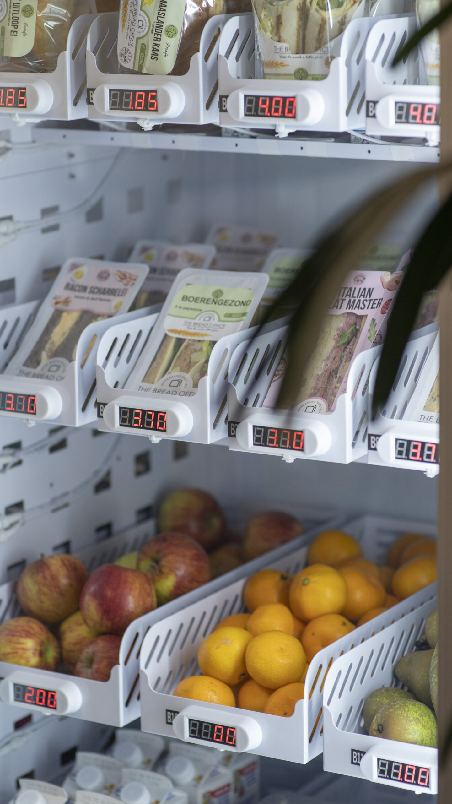 Healthy food salad vending machine smart fridge vending machine in Estonia