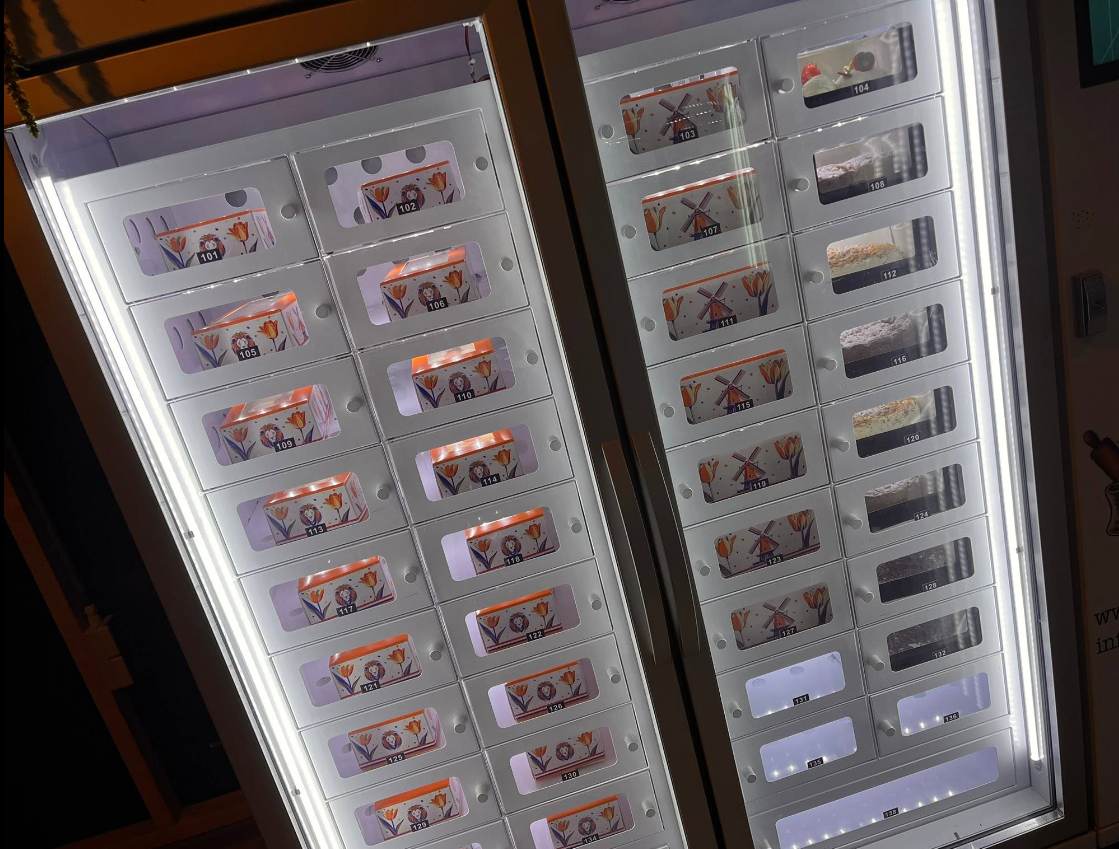 Weimi refrigerated cake vending machine in Dutch