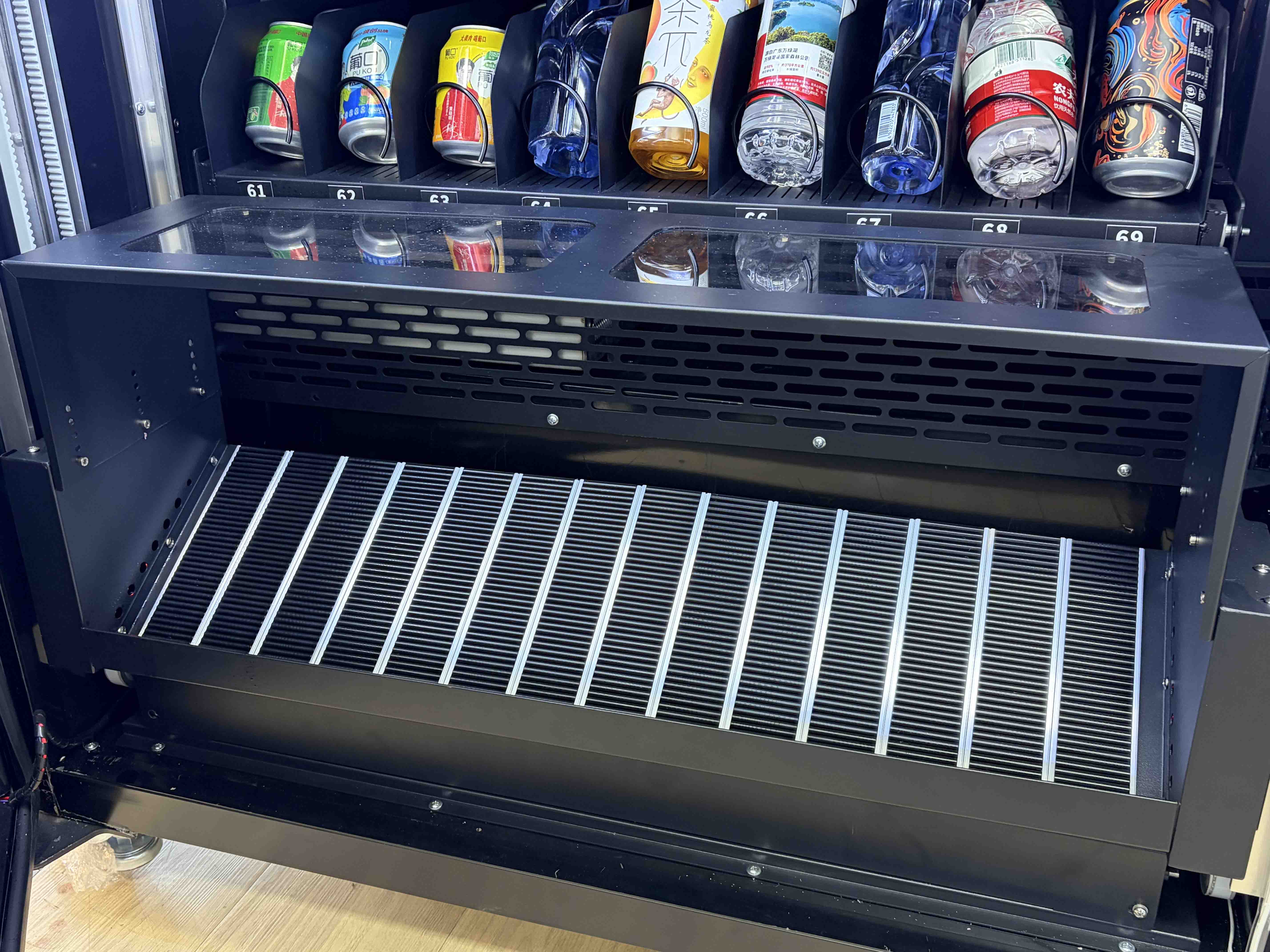 Sistema de entrega con elevador inclinado de captura suave para bandejas de comida caliente