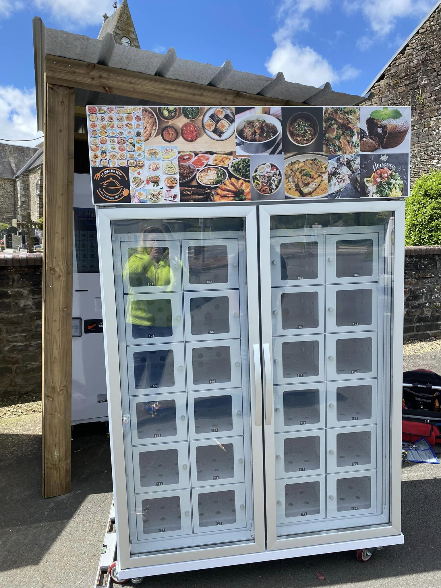 Smart Locker Vending Machine for Pre-Made Meals in France