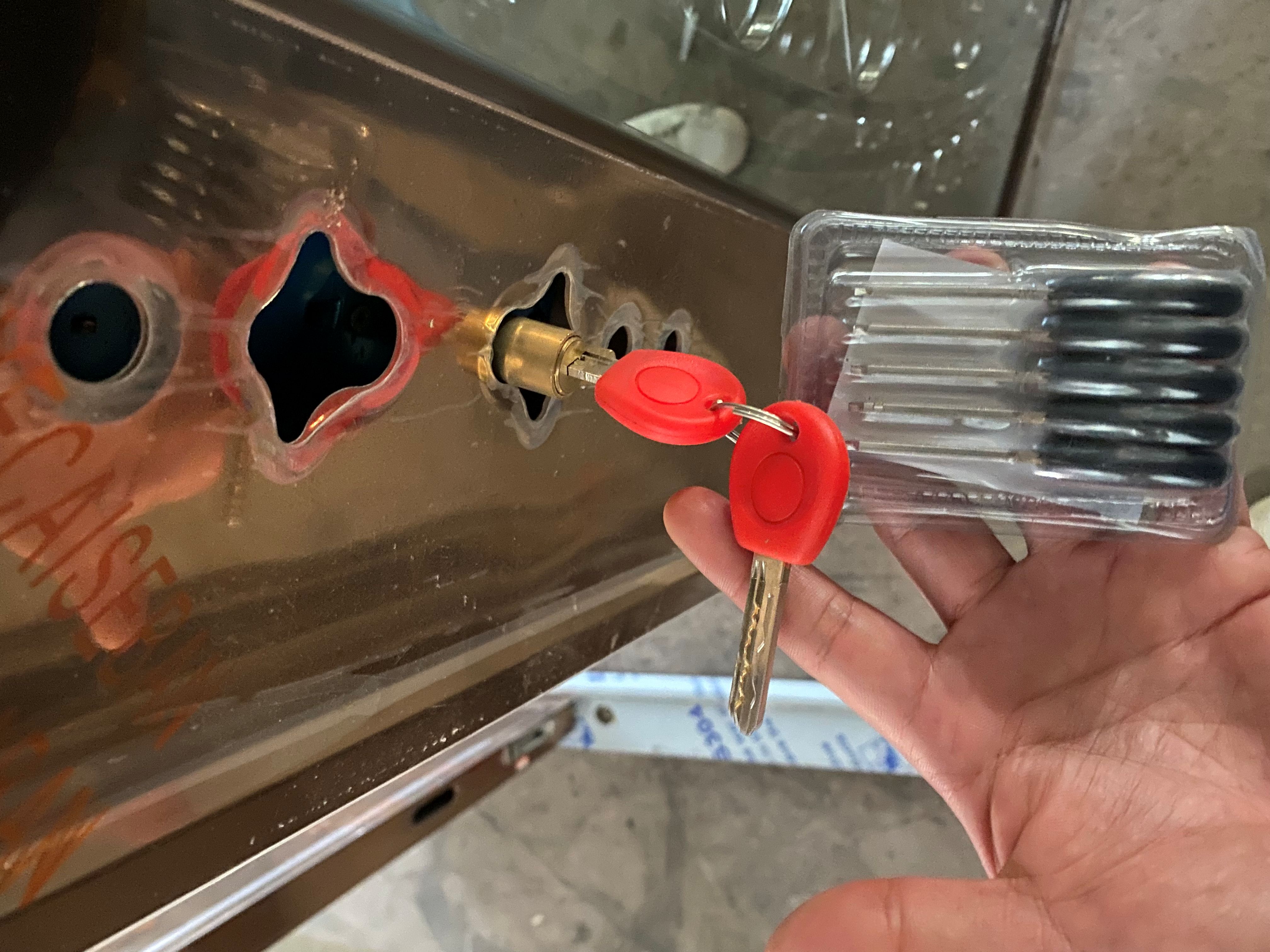 Lock Cylinder of Stainless Steel Swinging Kitchen Door