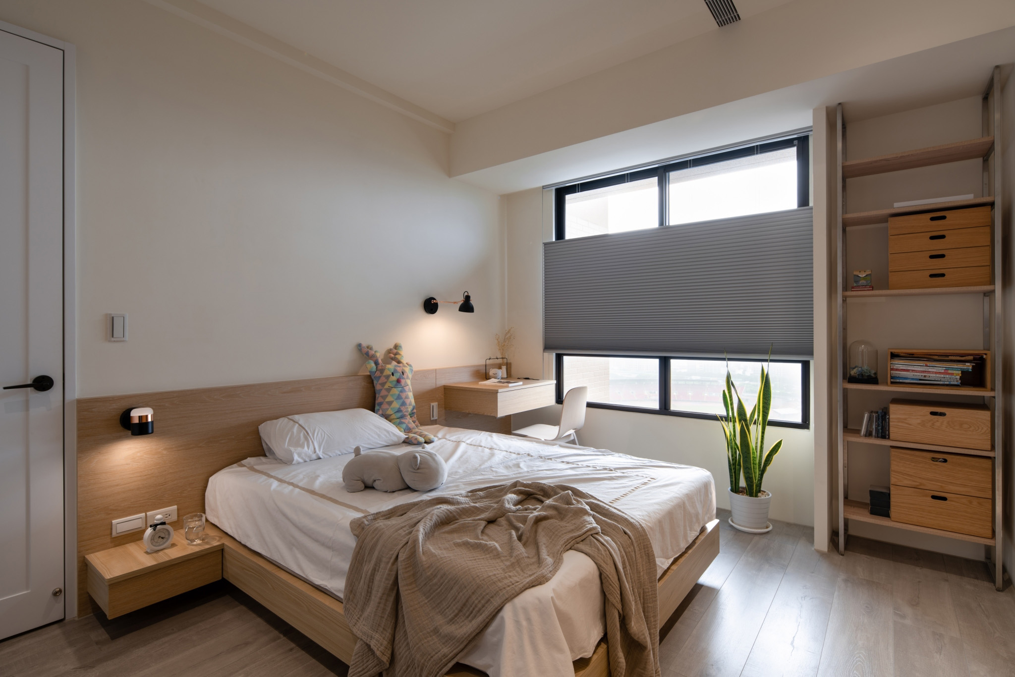 Children's bedroom wall lamp