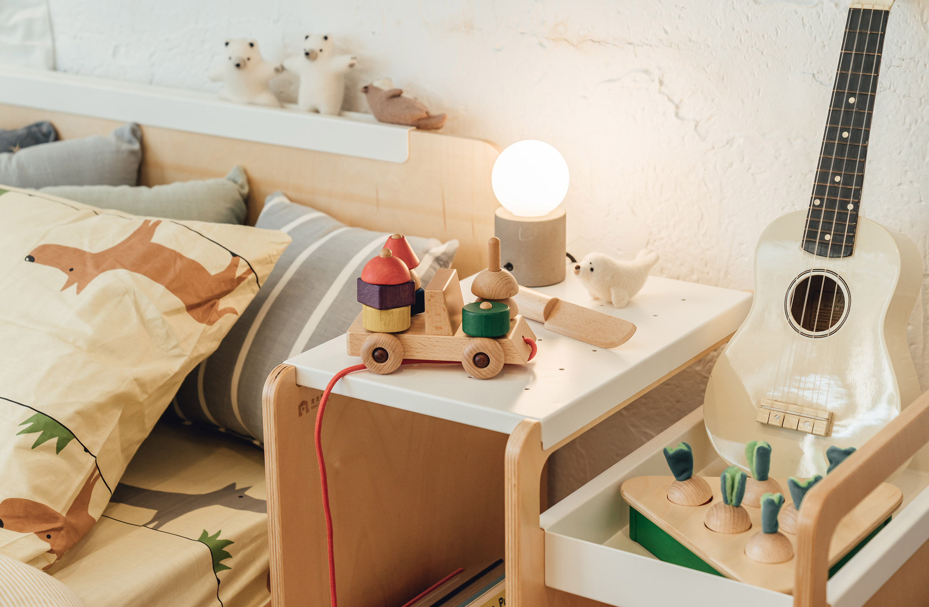 Children's bedroom table lamp