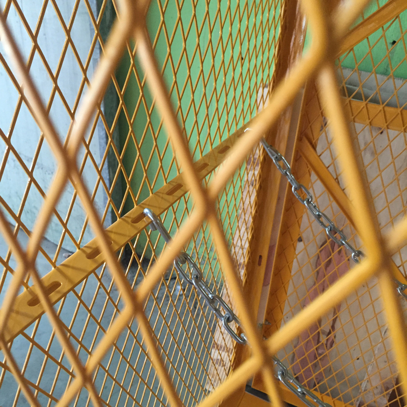 gas cylinder storage cage with epoxy electrostatic spray