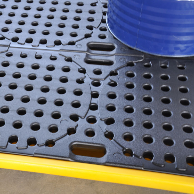 Spill pallet with anti-slip grille