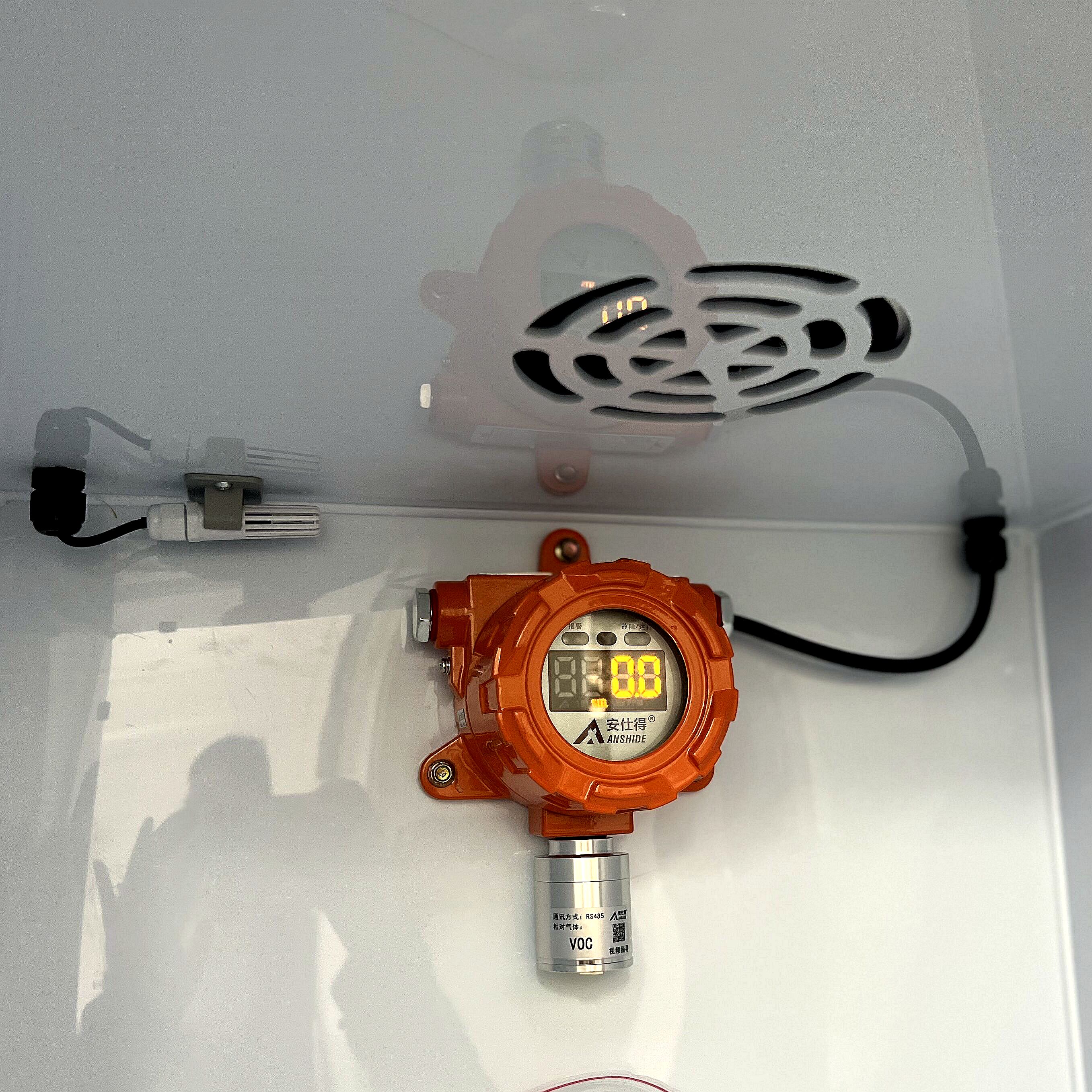 RFID cabinet with internal monitoring system