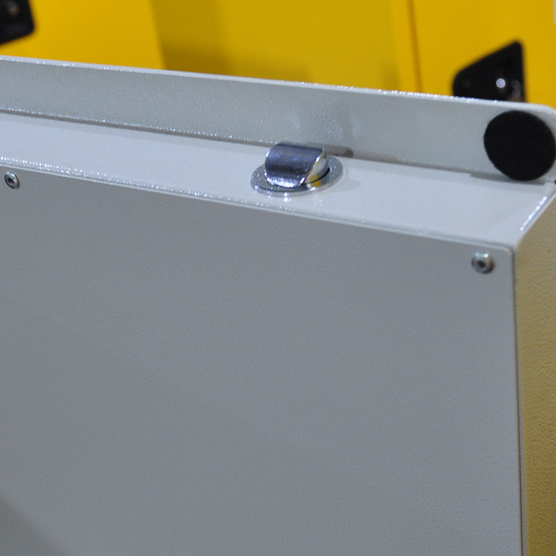 Three-point linkage type door lock