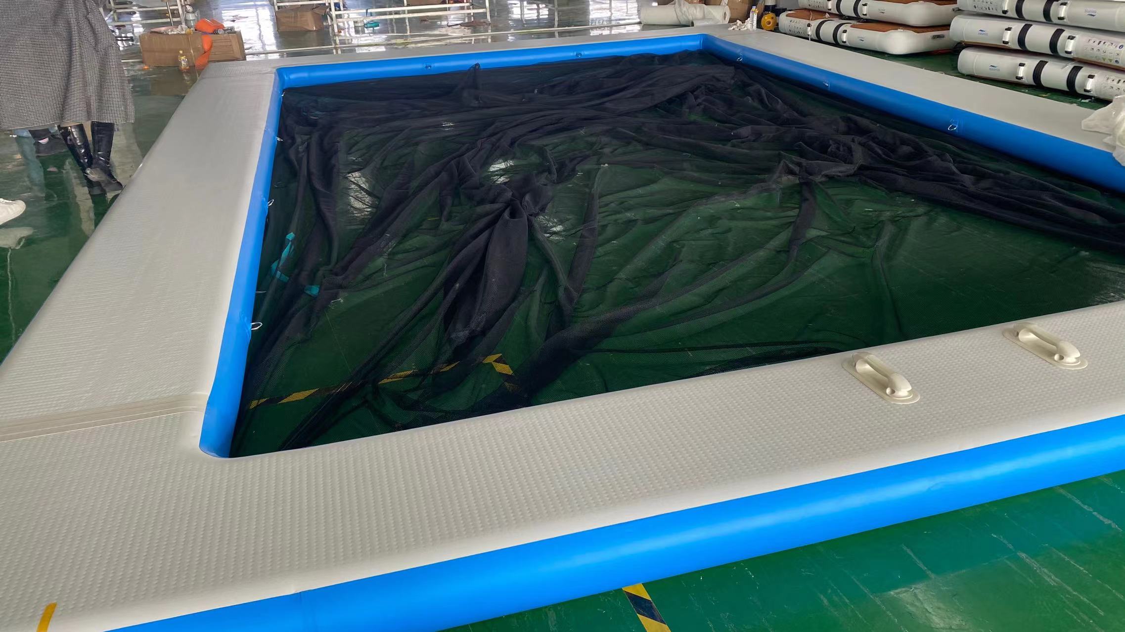 Yacht gonflable avec piscine sur l'océan