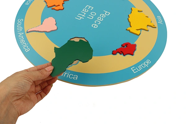 Montessori
Montessori materials
Montessori kids