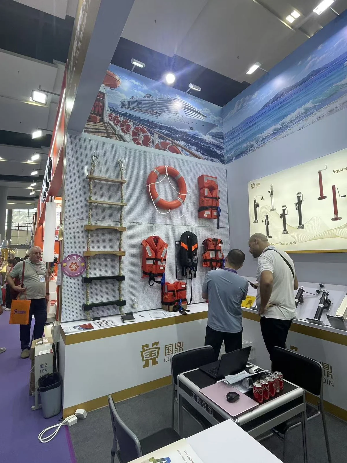 Visitantes discutindo produtos no estande GOODIN da 140ª Feira de Cantão.
