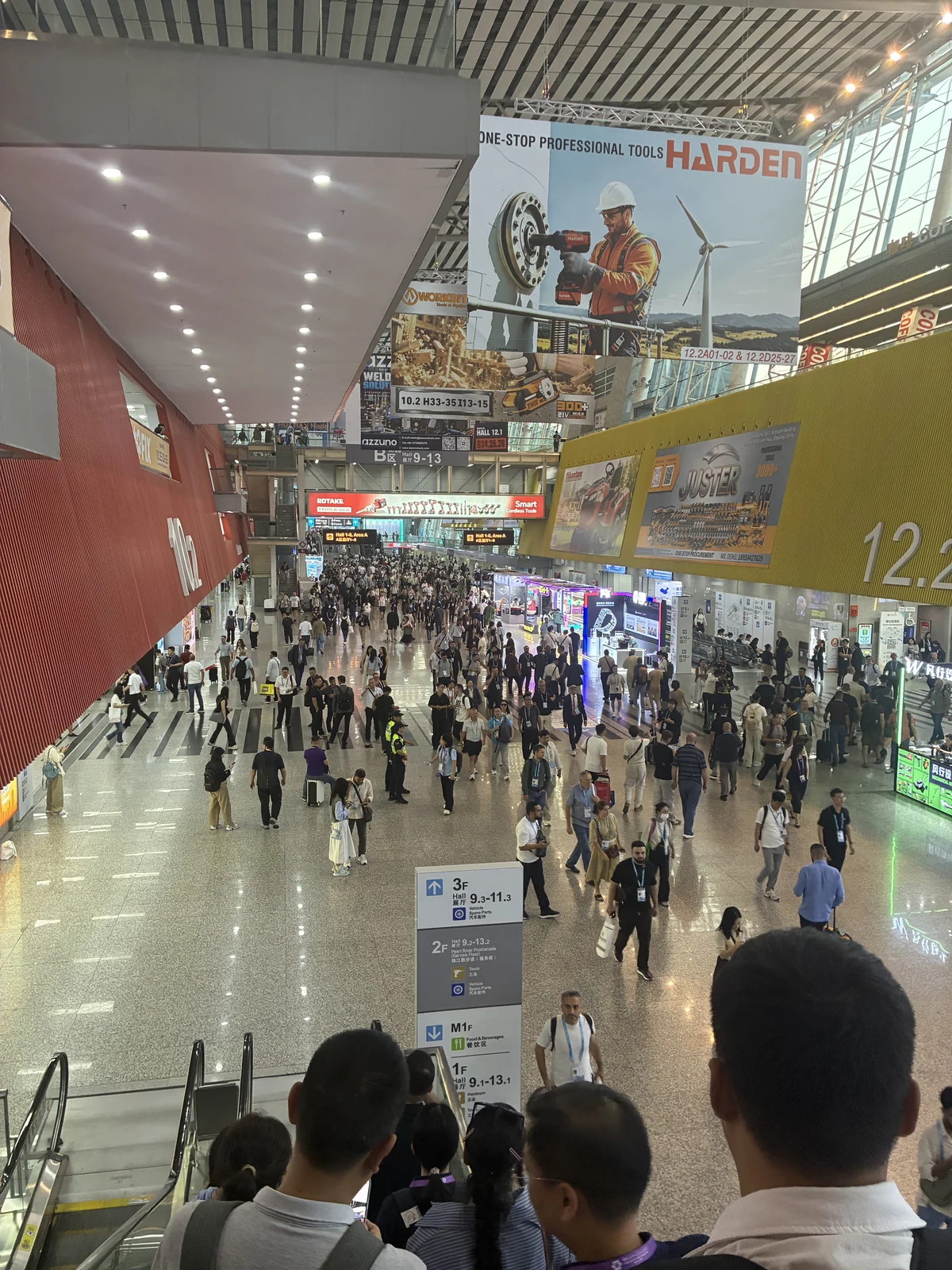 第140回広州交易会の展示会場内通路を行き交う来場者。