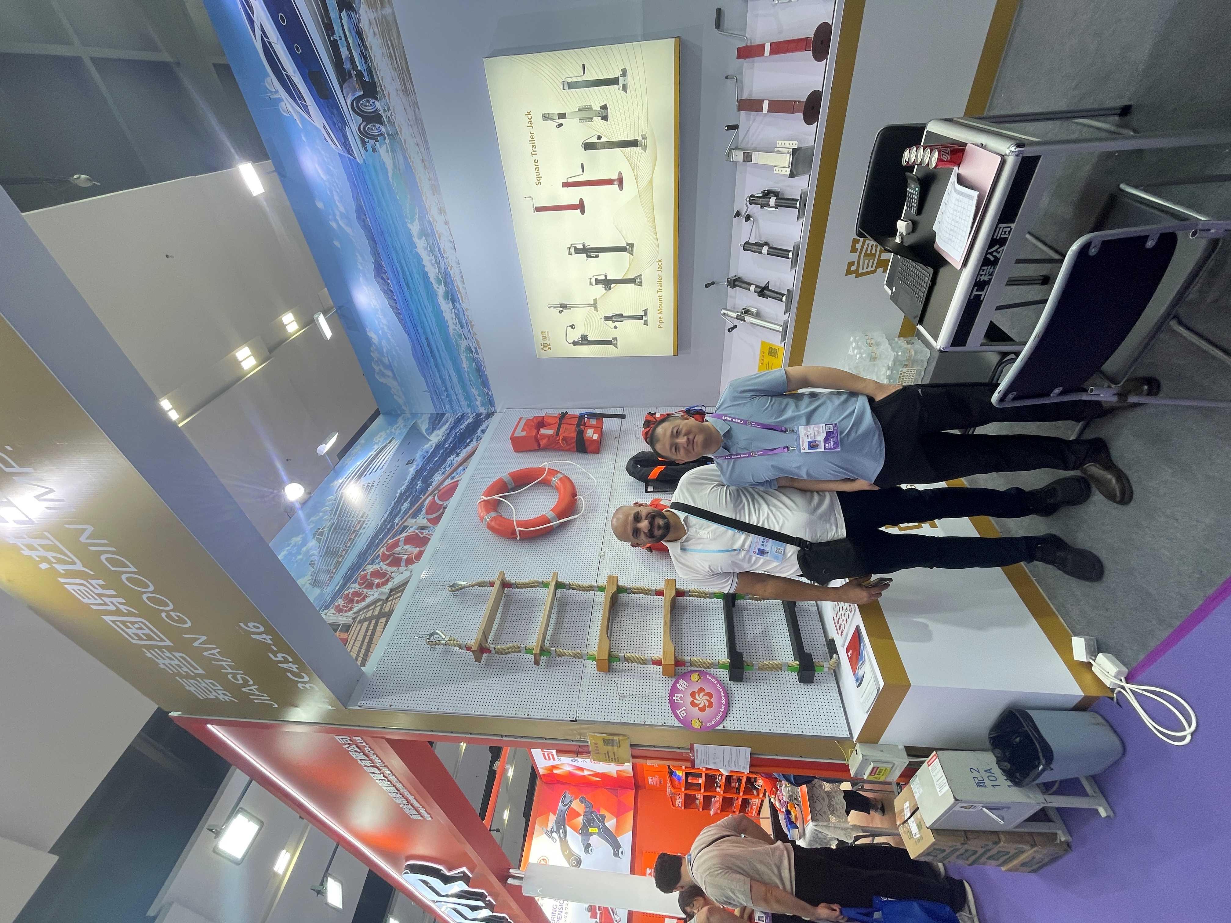 GOODIN team with international customers at the 140th Canton Fair in Guangzhou