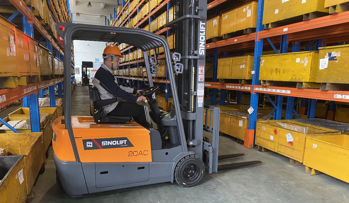 Operator using Sinolift CPD20SA electric forklift for high-precision pallet handling
