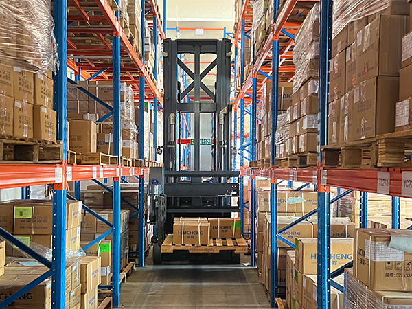 What Is An Electric VNA Truck? Maximizing Your Warehouse Storage Space
