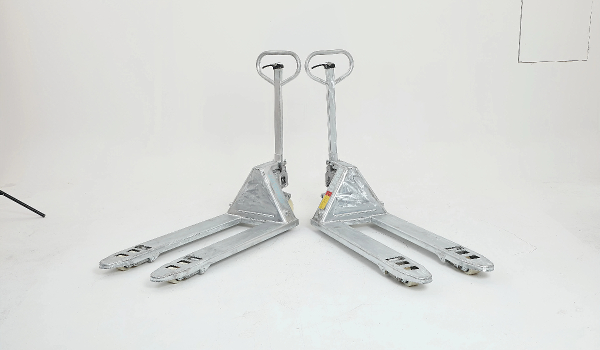 Galvanized pallet truck with tray-type forks – anti-rust industrial pallet jack for humid storage