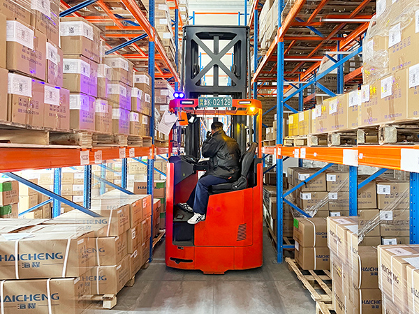 What Is An Electric VNA Truck? Maximizing Your Warehouse Storage Space