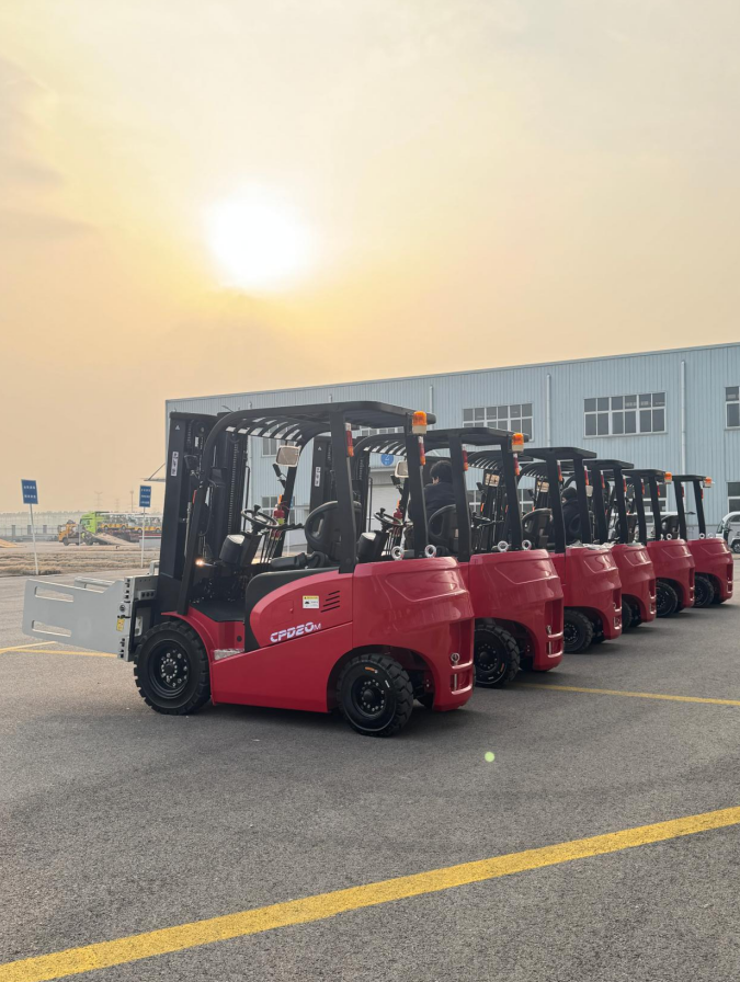 SINOLIFT CPD20M electric forklift with hydraulic bale clamp moving agricultural hay bales without pallets