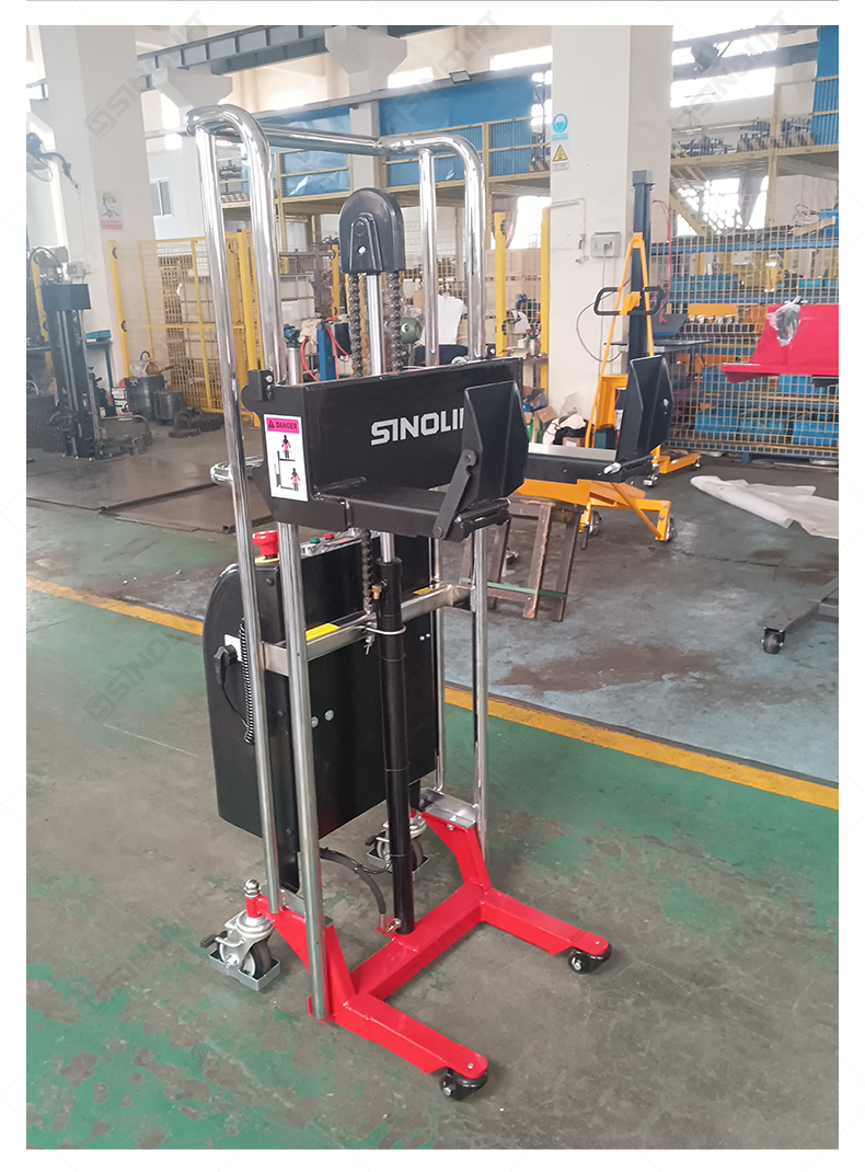 Single operator safely handling 300 kg capacity paper roll with SINOLIFT EFM electric lifter, reducing manual labor in material handling.