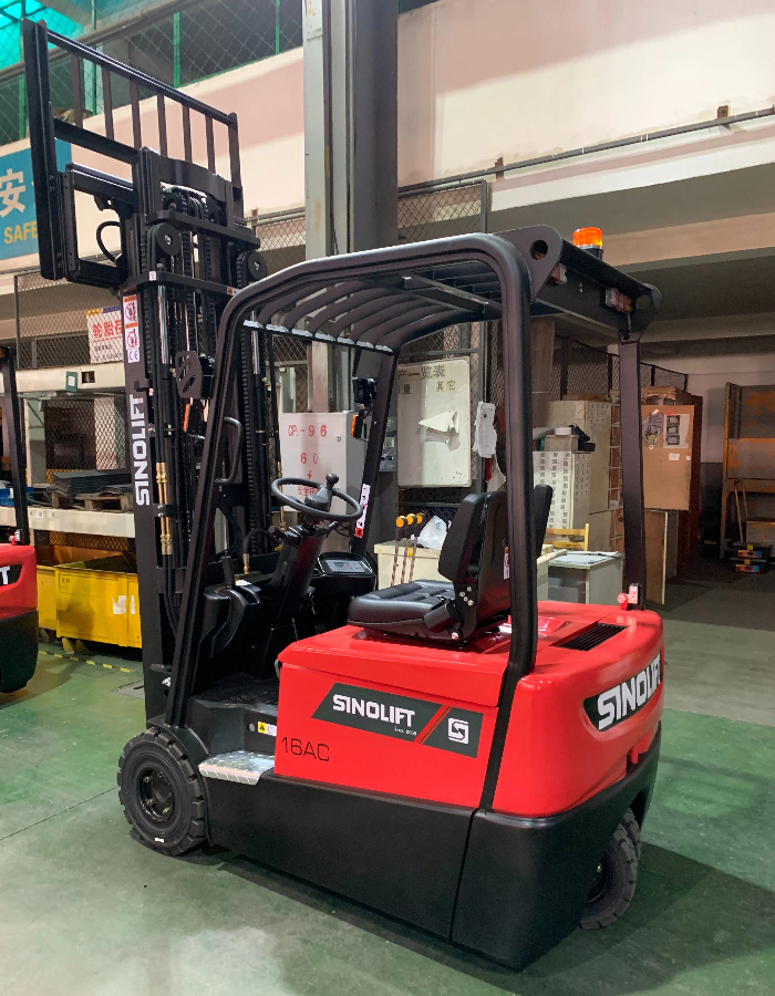 Eco-friendly CPD20SA electric forklift with 1800kg capacity lifting goods in a modern logistics center