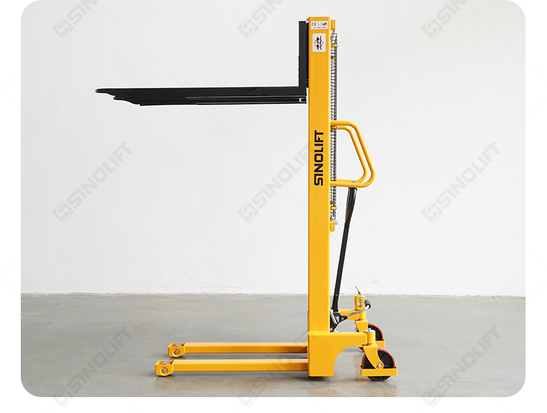 Versatile narrow-aisle stacker with smooth hydraulic lift