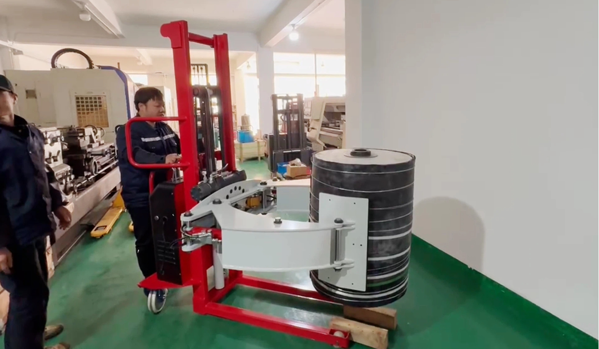 Operator easily maneuvering a SINOLIFT manual-push electric-lift roll lifter in a narrow aisle, designed for printing and textile industries.