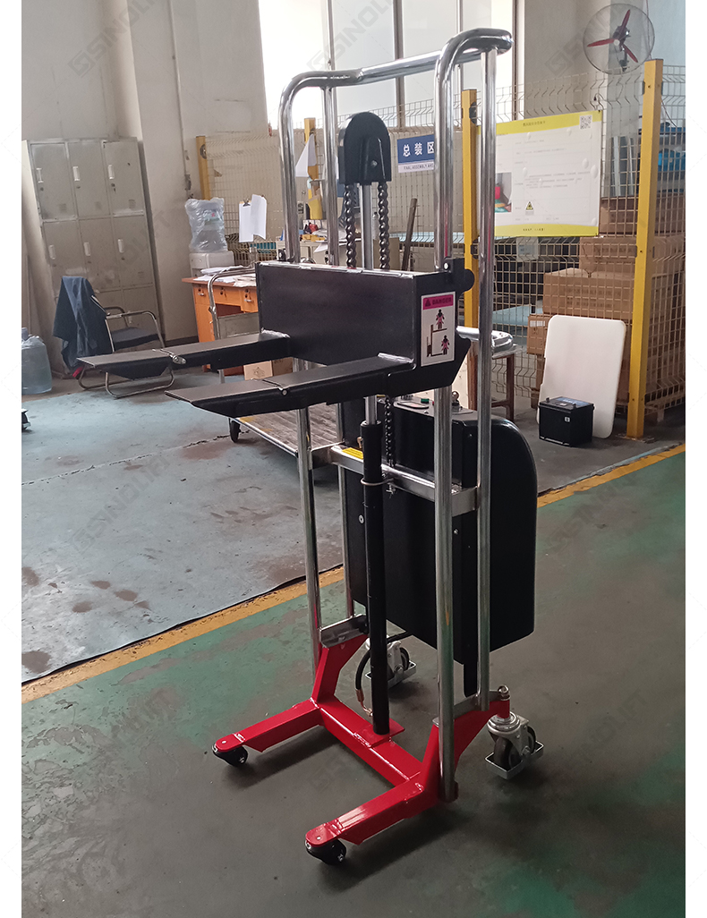 Single operator safely handling 300 kg capacity paper roll with SINOLIFT EFM electric lifter, reducing manual labor in material handling.