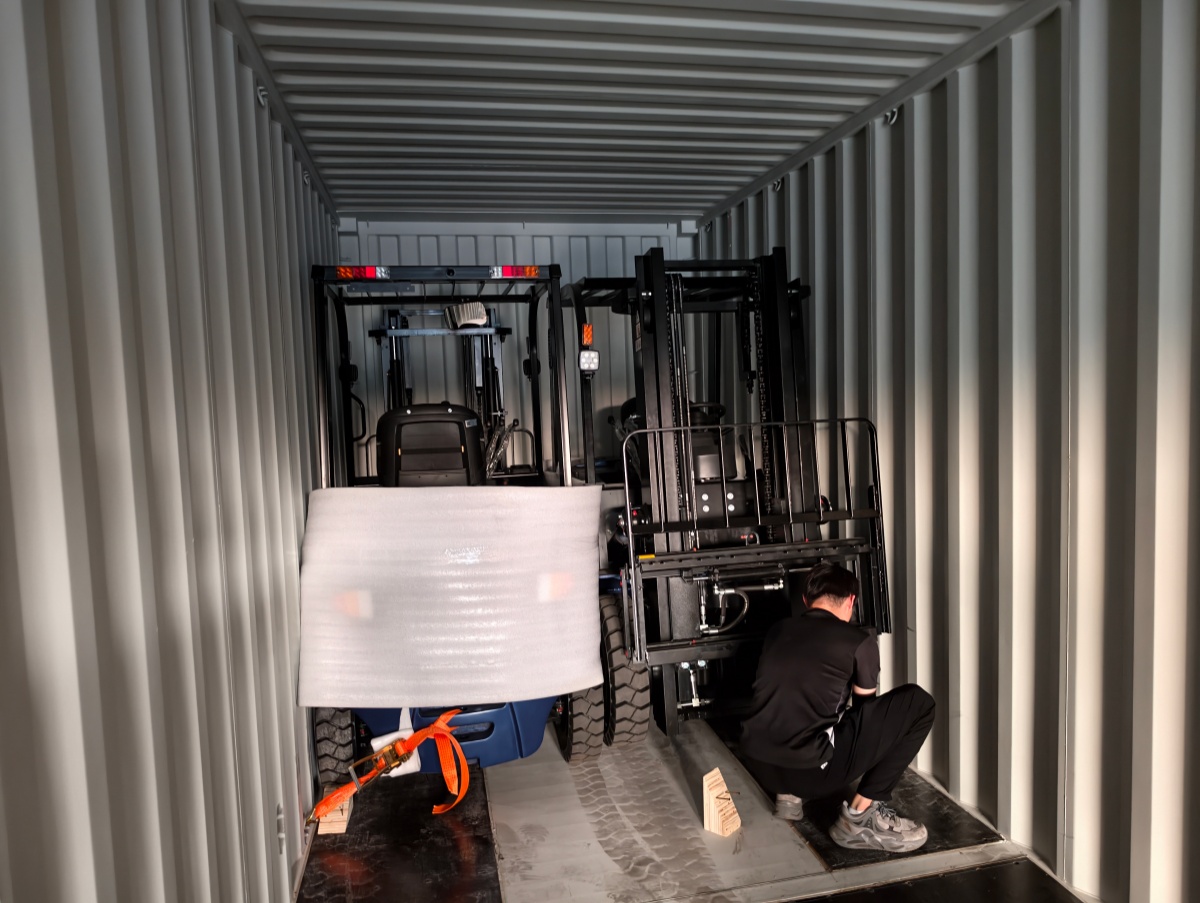 Container Loading of Kalahari Starry Blue Forklift Fleet