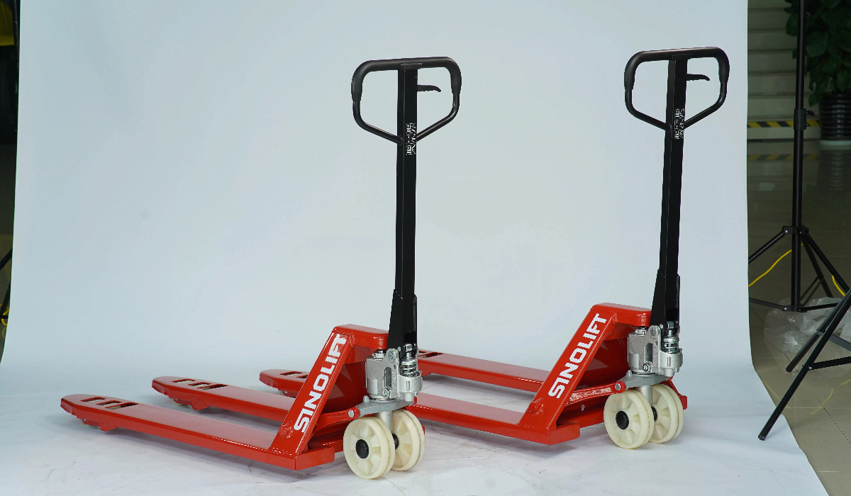 Stainless steel pallet truck in food processing facility – corrosion-resistant galvanized pallet jack for hygienic environments