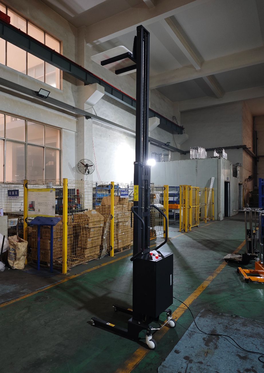 Custom black Sinolift E200T platform lift solving the vertical space challenge in a boutique warehouse. A safe, quiet, and space-saving alternative to ladders and forklifts for reaching top shelves in labs, archives, and exhibition halls.
