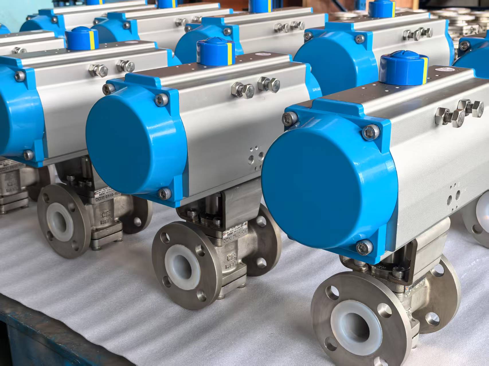 Pneumatic PFA Plug Valves - doxi
