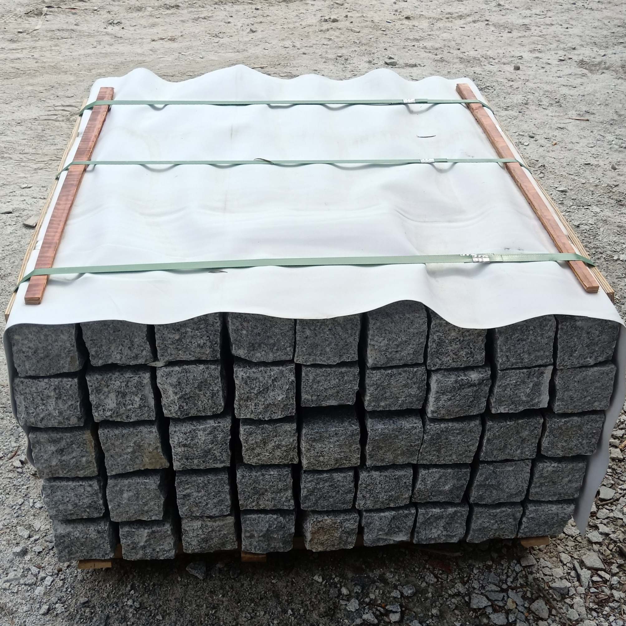 granite palisades that Six sides of natural split, splitface stone