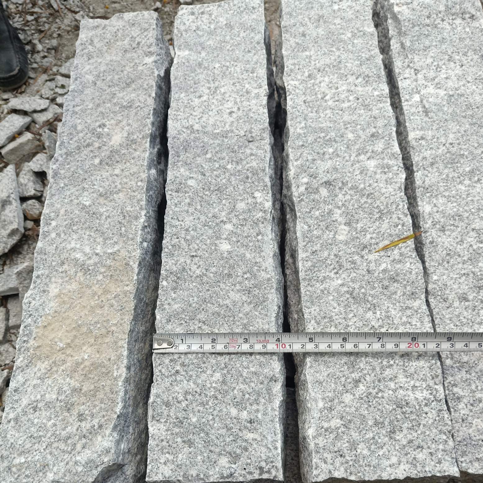 granite palisades that Six sides of natural split, splitface stone