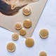 The corner button jacket features unique and stylish buttons made of natural materials such as water buffalo or cow horns. These buttons add a touch of delicacy to the jacket