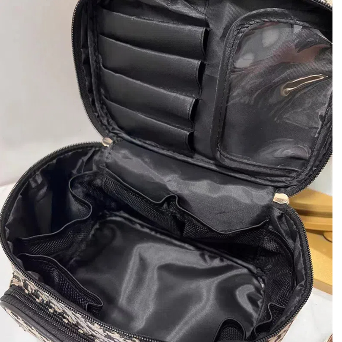 Large-capacity fashionable cosmetic bag