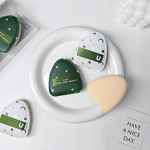 Low Price Triangle Puff Cosmetic 
Soft Portable Powder Puff 
Beauty Accessories For Face 
In Stock Triangle Shaped Powder Puff With Ribbon 
Cosmetic Cotton Makeup Foundation Sponge