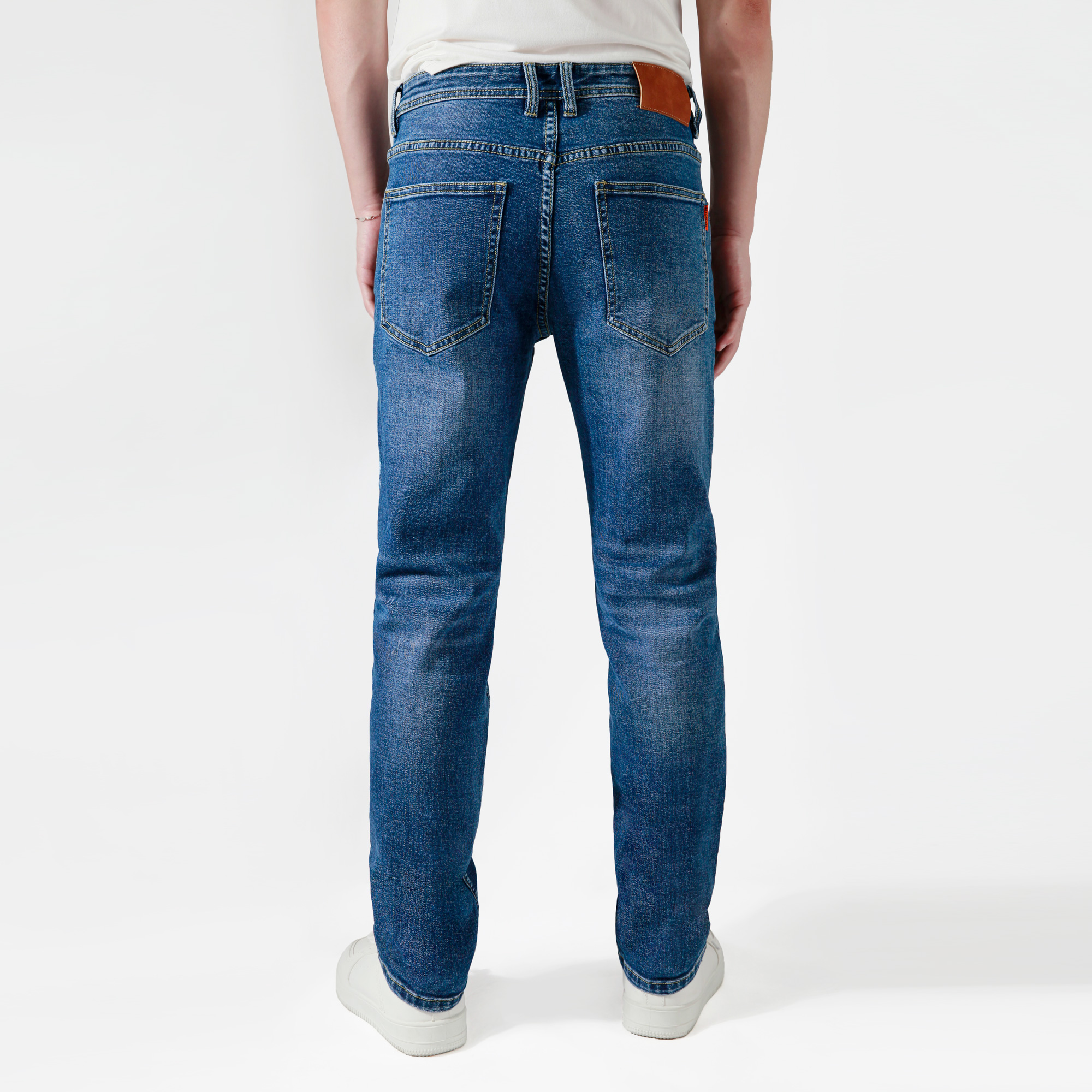 closed tapered jeans