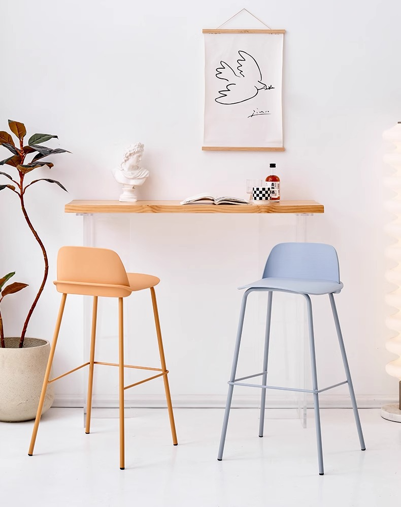 It is suitable for various occasions, including living rooms, bars, hotels, and restaurants.Luxury Bar Stools , Plastic Luxury Bar Stools, High Plastic Luxury Bar Stools