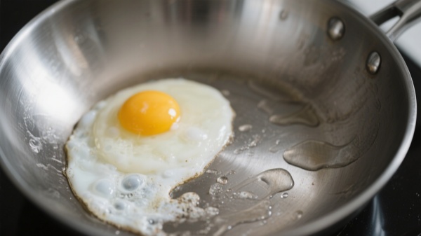 Stainless steel frying eggs