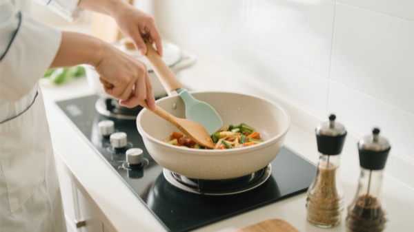 Use wood silicone or plastic tools to avoid scratching the ceramic coating surface