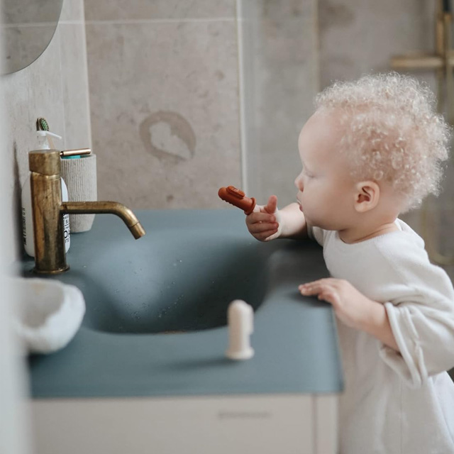 toothbrush finger