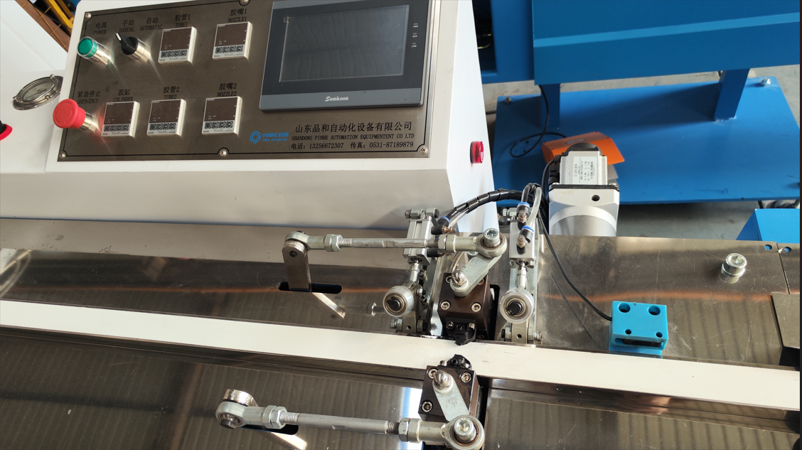 Pinhe High Speed CNC Butyl Extruder Machine DJT06 machine working table