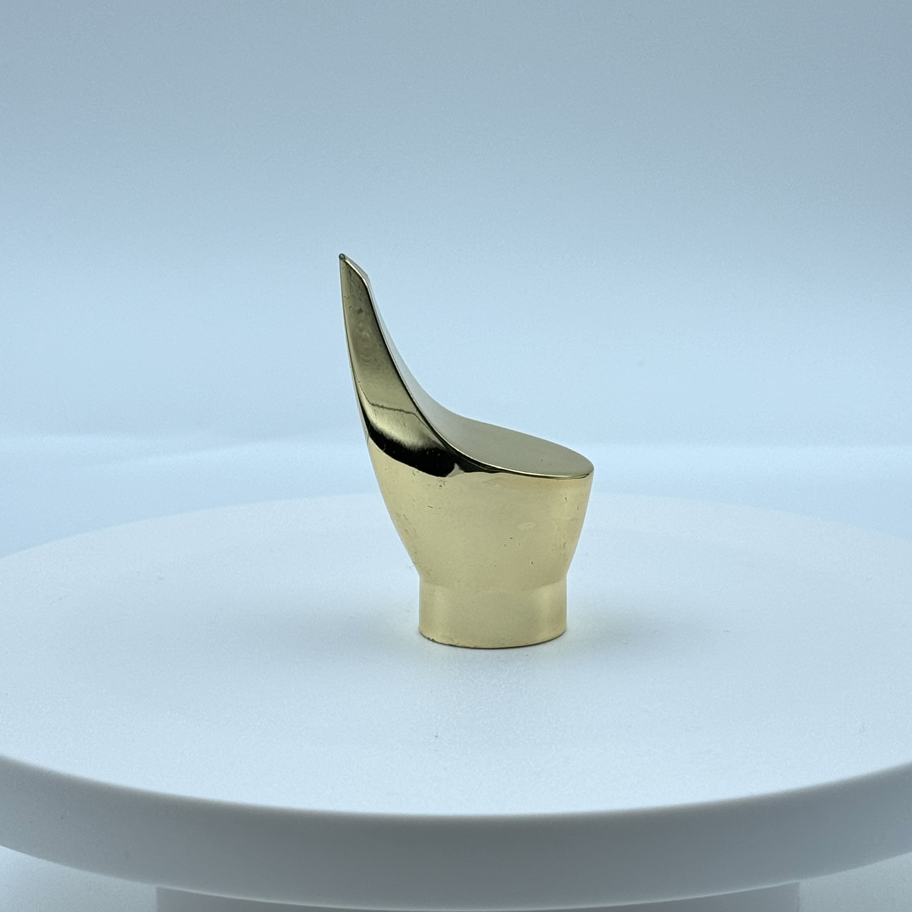 Irregular Shaped  Zinc Alloy Perfume Cap Pilfer-Proof Crown Cap for Cosmetic Glass Bottles Jars Cans for Packaging