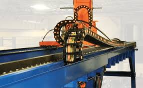Beverage conveyor cable track for smooth bottling and packaging operations