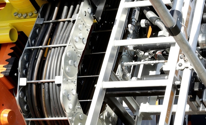 Heavy-duty steel energy chain built for high-load industrial cable protection.