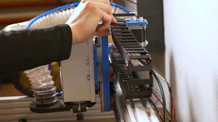 The plastic drag chain carrier offers lightweight, flexible cable protection ideal for automation, CNC machines, and fast-moving equipment.