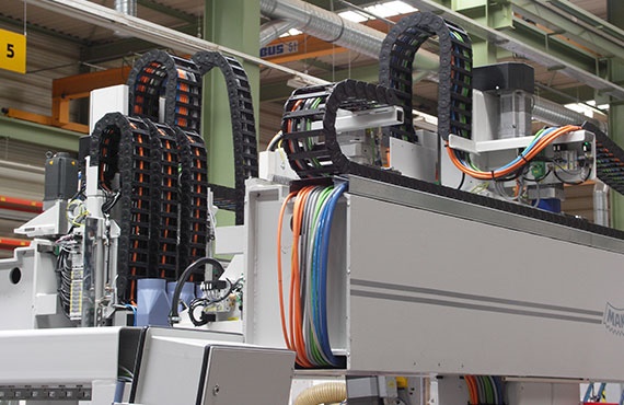 The Thingiverse drag chain offers customizable 3D-printable solutions for protecting and guiding cables in DIY projects.